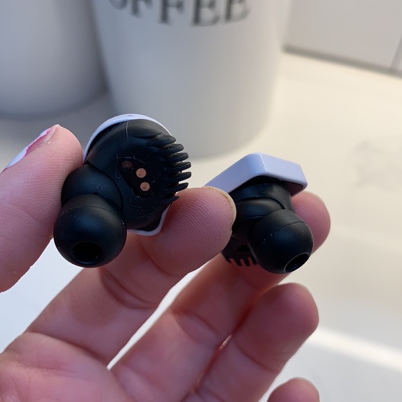 Louis Vuitton Horizon Ear Buds - Picture 11 of 11